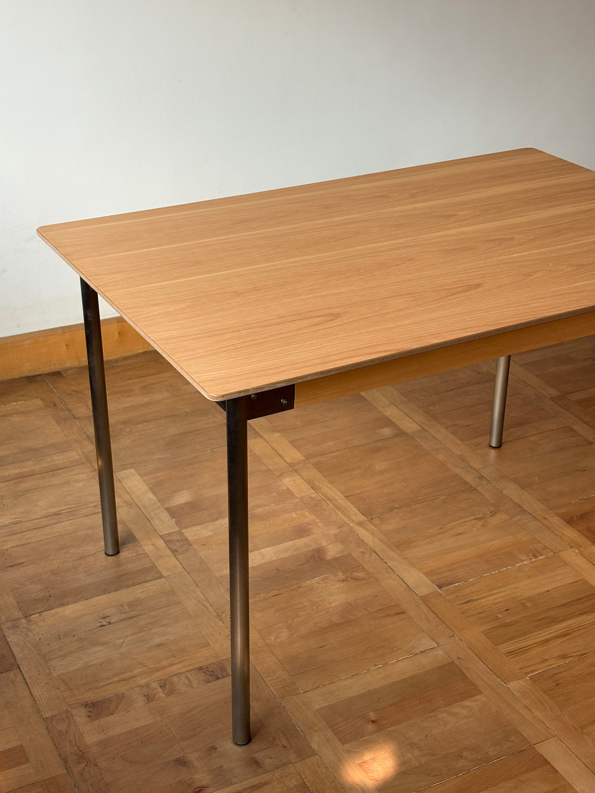 Mika Table
