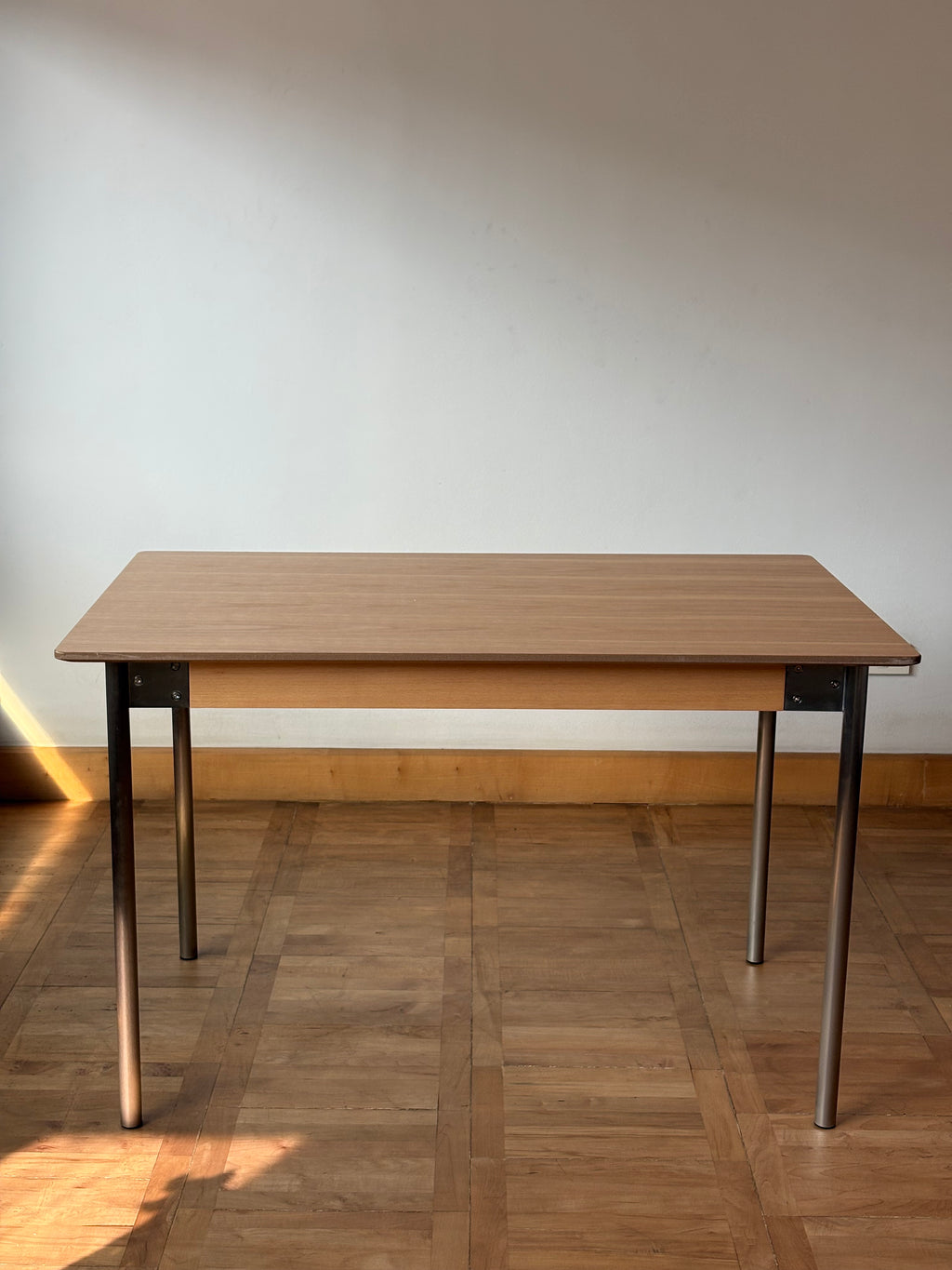 Mika Table