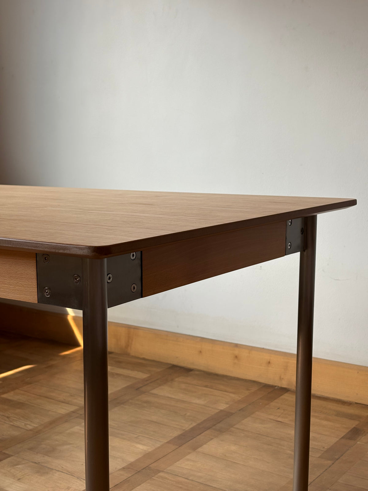 Mika Table